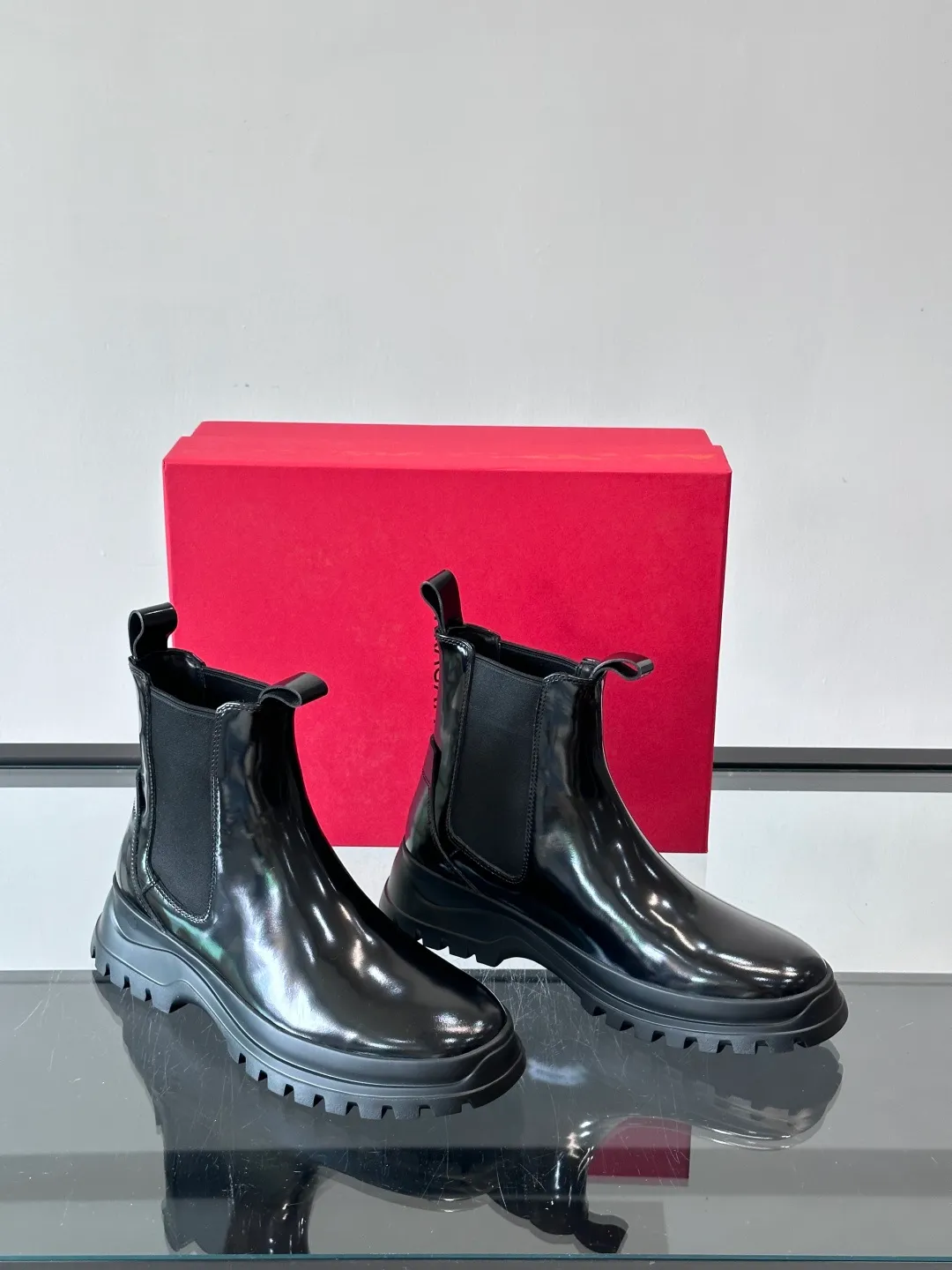 Men's men's shoes 💰960 FERRAGAMO Chelsea boots, super A Chelsea shoes equipped with thick outsole, minimalist design exudes modern charm. Imported leather surface, good texture, leather lining, easy to wear!  size: 39-44 (38.45.46 customized)